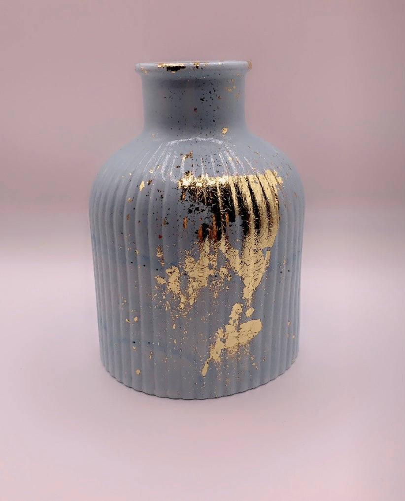 Eine kleine Vase, die den Details Ihres Hauses oder Zimmers eine schöne Note verleiht.