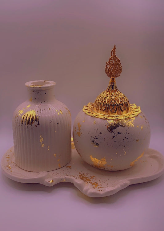 Wohnaccessoires, die Ihrem Zuhause den letzten Schliff verleihen Weihrauchbrenner mit einer Vase mit einem Teller, der die oben genannten Elemente kombiniert