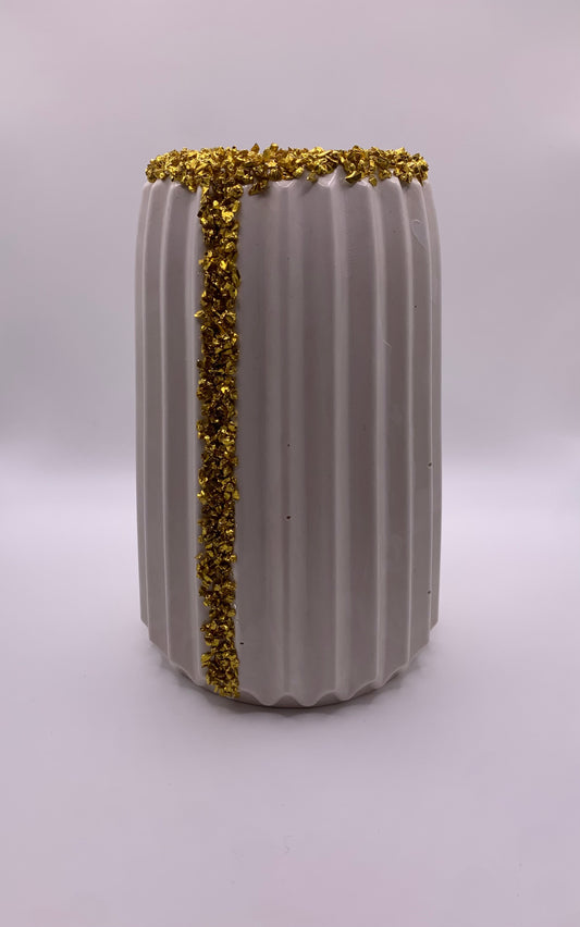 Weiße Vase mit Golddekor